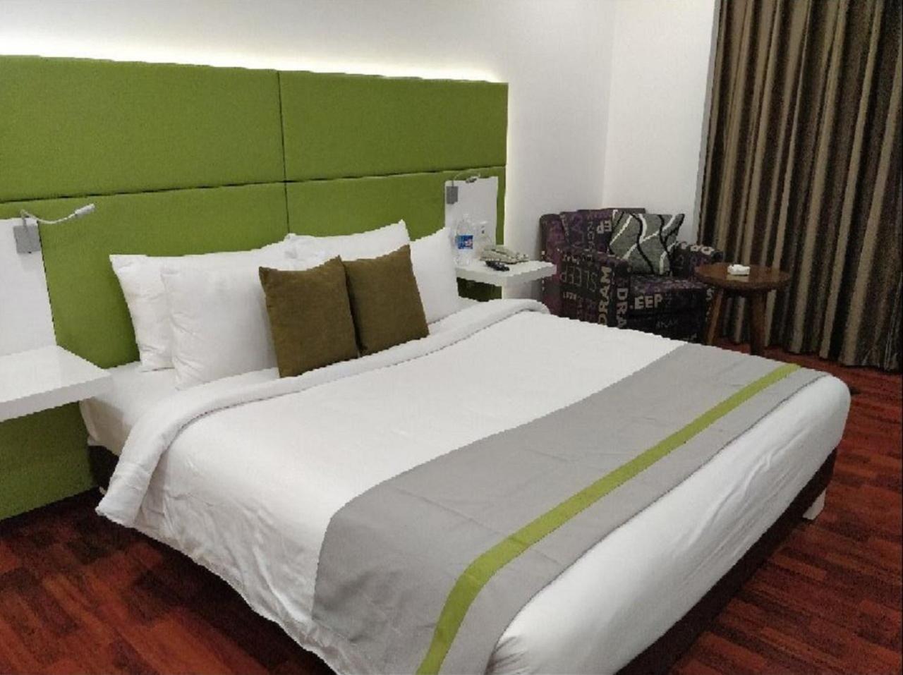 Lemon Tree Hotel, Banjara Hills, Hyderabad Exterior photo