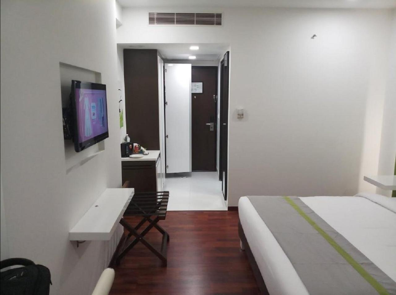 Lemon Tree Hotel, Banjara Hills, Hyderabad Exterior photo